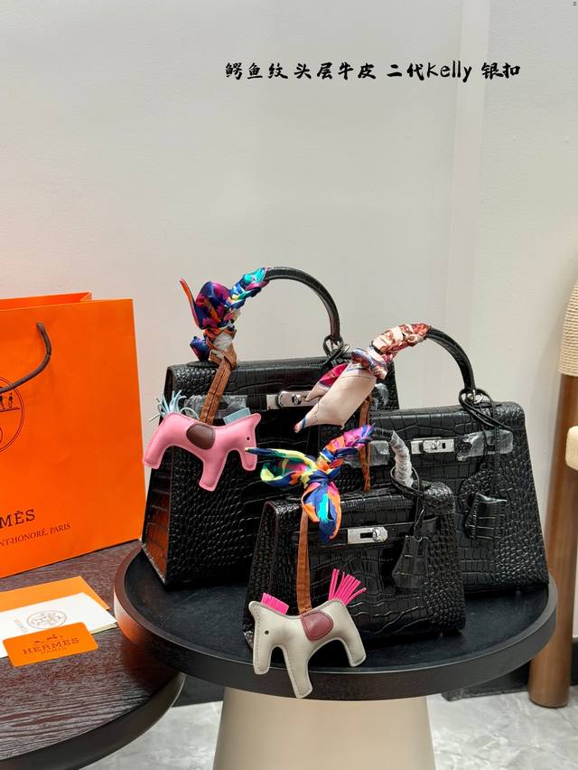 全套礼盒包装 配丝巾+挂件 Hermes 爱马仕 Kellymini 二代 鳄鱼纹银扣头层牛皮小迷你凯莉 真的太太太太好看了 放下手机 也装可爱哦！ 鳄鱼纹牛皮