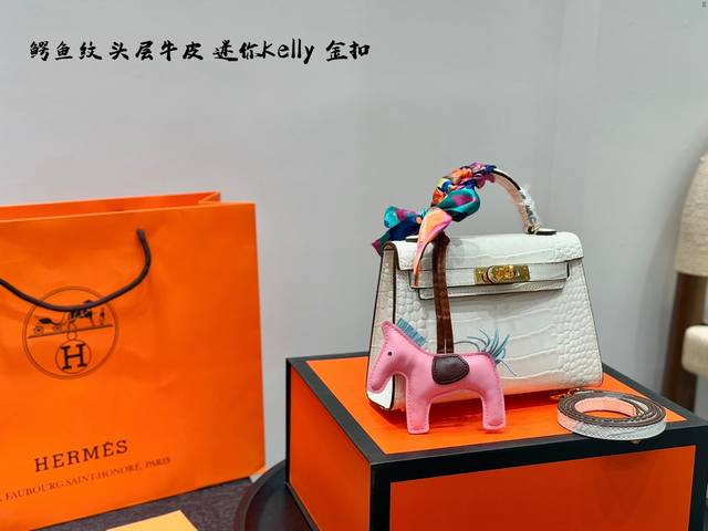 全套礼盒包装 配丝巾+挂件 尺寸：20Cm Hermes 爱马仕 Kellymini 二代 鳄鱼纹金扣头层牛皮小迷你凯莉 真的太太太太好看了 放下手机 也装可爱