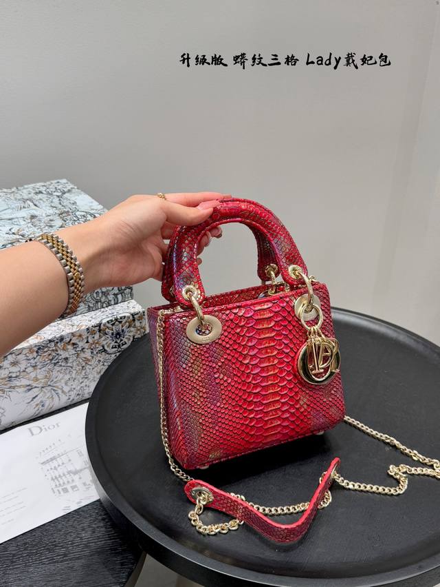 折叠礼盒 升级版 Dior迪奥 戴妃包 蟒蛇纹Lady戴妃包 蟒纹搭配炫彩色 采用牛皮革精心制作 中号款式,搭配可拆卸的链条肩带 可拆卸的皮革肩带,可手提、肩背 折叠礼盒 升级版 Dior迪奥 戴妃包 蟒蛇纹Lady戴妃包 蟒纹搭配炫彩色 采用牛皮革精心制作 中号款式,搭配可拆卸的链条肩带 可拆卸的皮革肩带,可手提、肩背