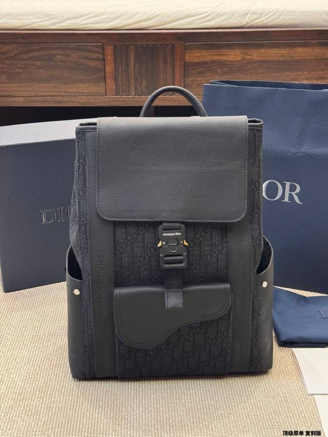 复刻版 原版布 顶级原单 Dior迪奥倾情呈献2025春夏系列系列。中国传统工艺瑰宝打籽绣点缀于大号彩色提花马鞍包之上，传统与现代激烈碰撞下孕育出色彩鲜明的时尚