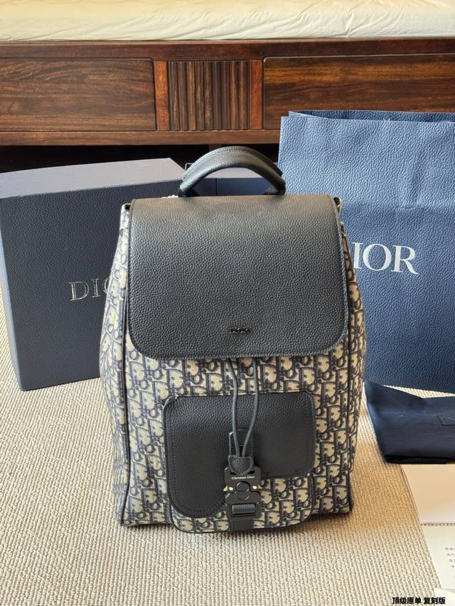 复刻版 原版布 顶级原单 Dior迪奥倾情呈献2025春夏系列系列。中国传统工艺瑰宝打籽绣点缀于大号彩色提花马鞍包之上,传统与现代激烈碰撞下孕育出色彩鲜明的时尚 复刻版 原版布 顶级原单 Dior迪奥倾情呈献2025春夏系列系列。中国传统工艺瑰宝打籽绣点缀于大号彩色提花马鞍包之上,传统与现代激烈碰撞下孕育出色彩鲜明的时尚