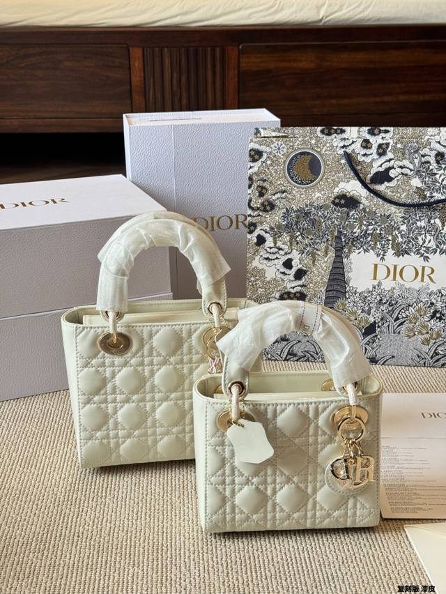 复刻版 漆皮 Dior Lady迪奥 手袋 戴妃羊皮纹 戴妃真的是梦中情包 周扬青同款 磨砂的质感无敌显高级 优雅简约之余更显低调内敛~ 包型挺括 不会塌不会凹