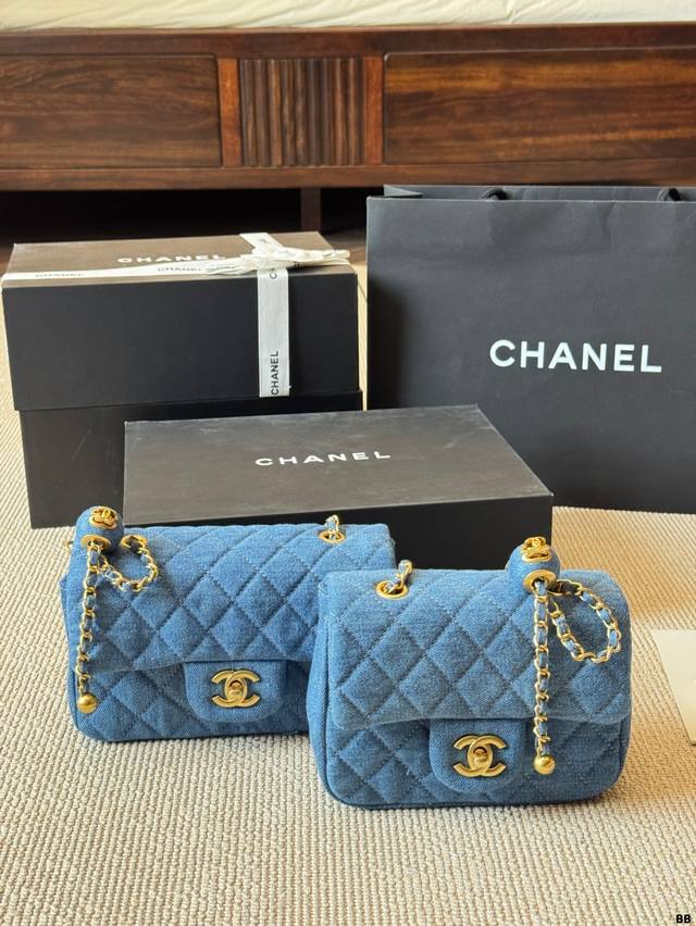 牛仔 Chanel牛仔方胖子 香奶奶真的太会Quan百了5~感觉一直在买买买的路上，这季的金球牛仔系列真的绝用复古感来形容Ta最恰当~ #Chanel 折叠盒包