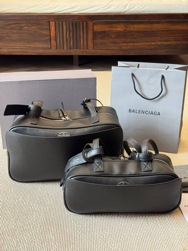 牛皮版本 P190 巴黎世家 腋下包 Carrie 新推出的保龄球系列真的鲨疯了！！ 独特弧形包身 上身辨识度直接拉满 ～ 双提手设计超贴心上身优雅大方，亦可单