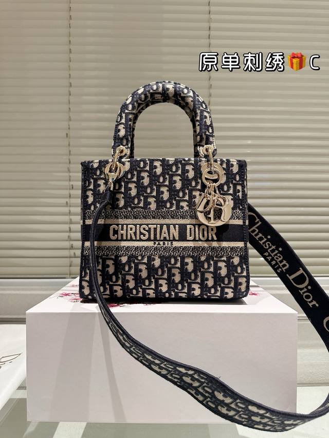 配盒 Size：24*20Cm 原单提花版 Dior 迪奥刺绣戴妃包 现代休闲且优雅 刺绣宽肩带 特别！特别！！！ 25Ss 新年新款