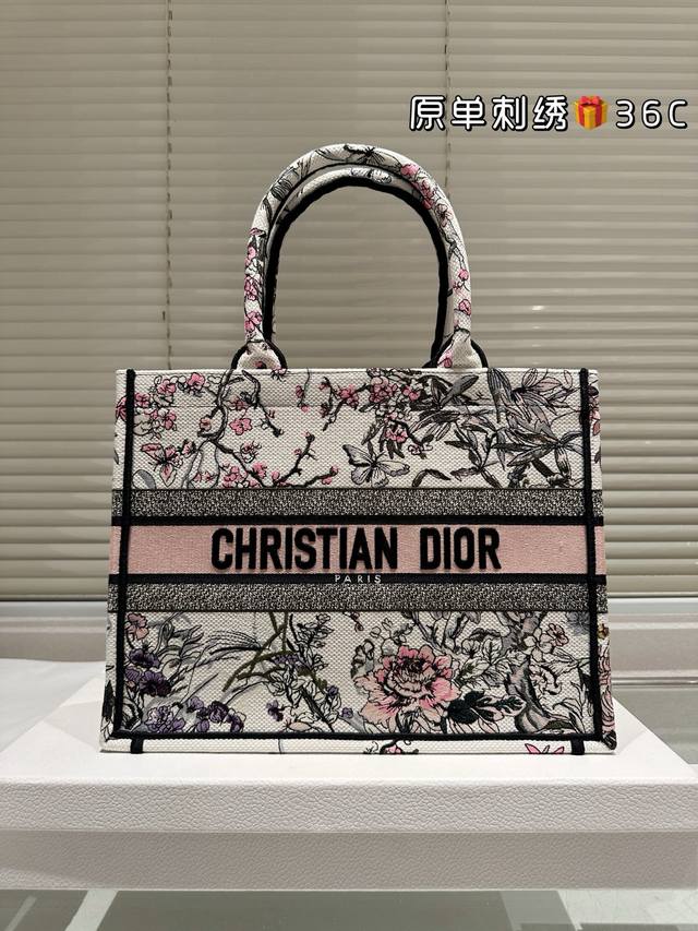 原单刺绣 Dior 提花 托特包 配内胆 Dior Book Tote今年最喜欢的一款购物袋 Tote我用的次数最多的包，因为容量超级大，不管什么东西都向里面放