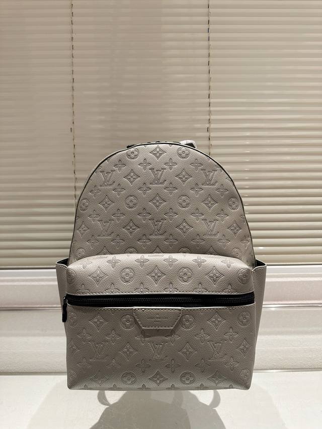 经典男士双肩包推荐Iilv双肩包，奢华与实用的完美融合。经典的Lv花纹，彰显独特品味，是潮流达人的必备。它容量充足，能轻松装下出行物品。精致的做工，每一针每一线