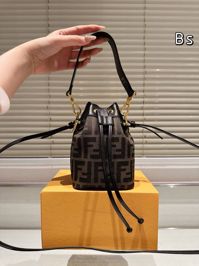 Fendi老花抽绳小桶包12×18 配盒子