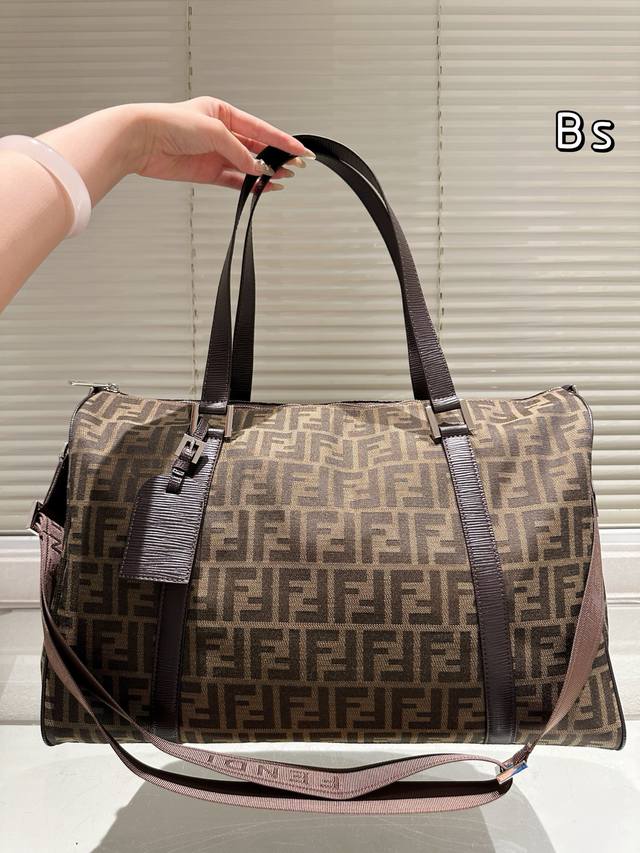 超酷的Fendi经典老花旅行袋 可斜挎手提的Fendi旅行袋 比较慵懒随性 日常背也很好看45Cm