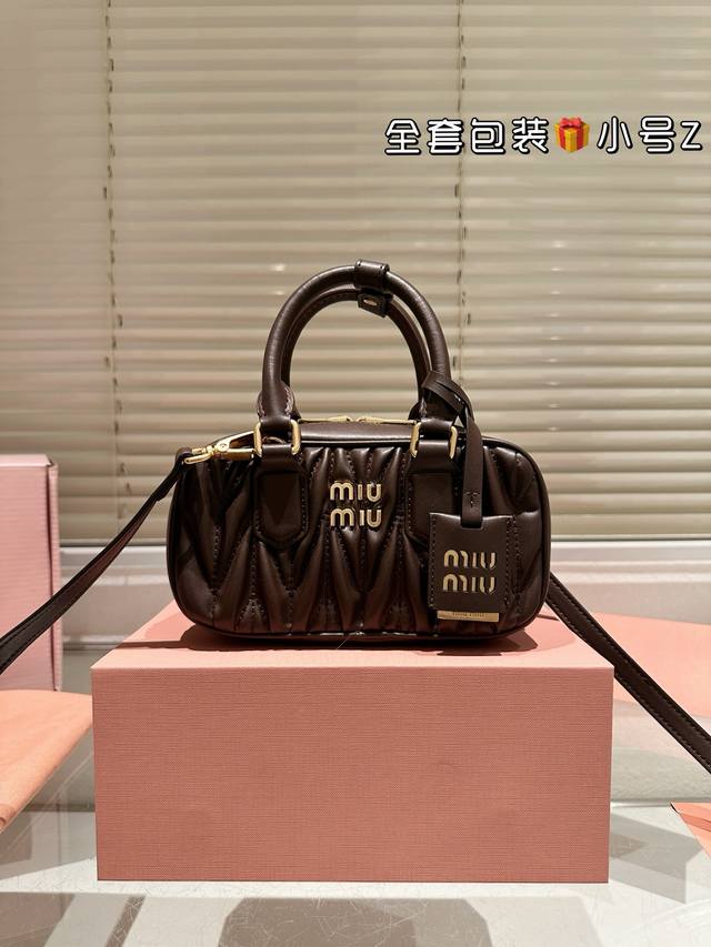 小号 Miumiu上新秀款包包已到 保龄球家族. 上新啦，这次到的是 Ss25的秀款，在原来保龄球的基础上加了白色皮质滚边，更有造型感了~新款颜色也更公主了，M