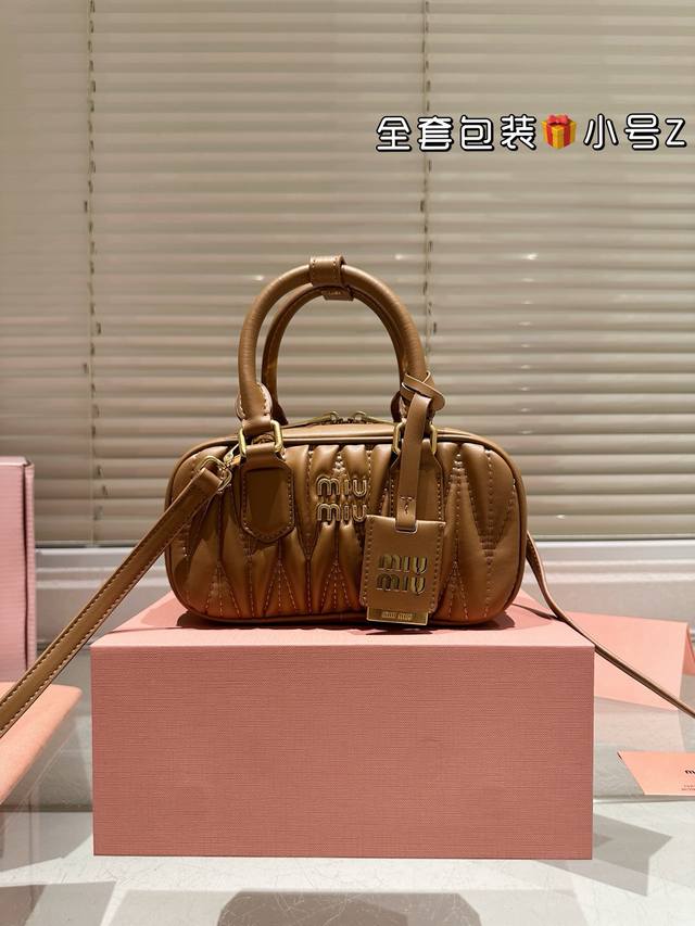 小号 Miumiu上新秀款包包已到 保龄球家族. 上新啦，这次到的是 Ss25的秀款，在原来保龄球的基础上加了白色皮质滚边，更有造型感了~新款颜色也更公主了，M