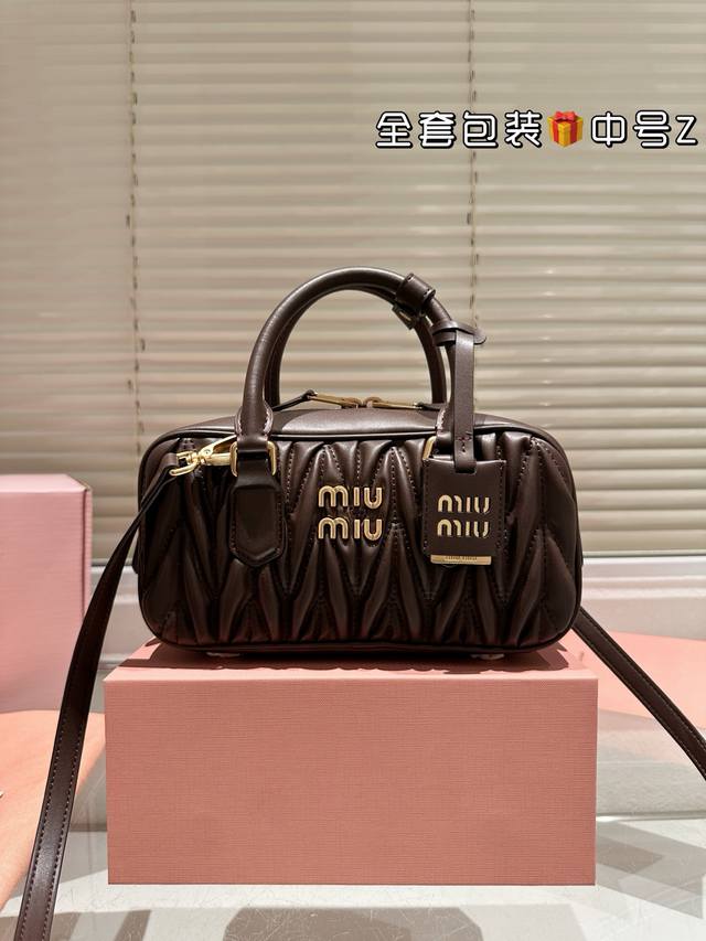 中号 Miumiu上新秀款包包已到 保龄球家族. 上新啦，这次到的是 Ss25的秀款，在原来保龄球的基础上加了白色皮质滚边，更有造型感了~新款颜色也更公主了，M
