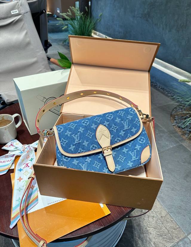 折叠礼盒官网飞机盒 L.V早春丹宁牛仔系列新品法棍 俩根肩带～容量日常足够用 超级推荐～必入款 尺寸：2415Cm