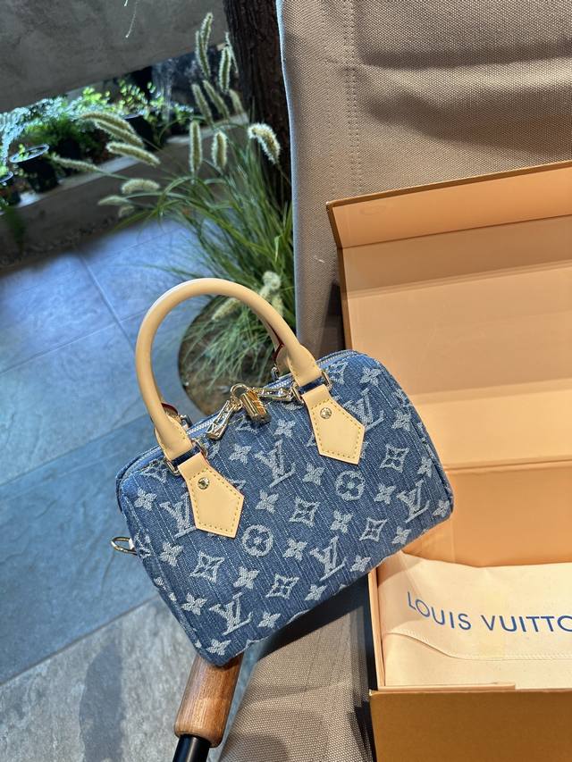 折叠礼盒官网飞机盒 Lv浅色牛仔 Speedy 尺寸完美，上身真香 拿到实物开箱后。我想说见到的实物比照片里好看，并且肩带可以拆卸， 对一个158的女生来说，尺