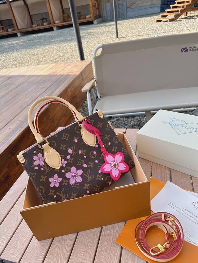 折叠礼盒官网飞机盒 Lv X 村上隆樱花系列 Onthego 新款丛林包 Onthego绝对是通勤工具包必备单品之一轻盈容量大百搭最最关键不娇气小号的尺寸刚刚好 折叠礼盒官网飞机盒 Lv X 村上隆樱花系列 Onthego 新款丛林包 Onthego绝对是通勤工具包必备单品之一轻盈容量大百搭最最关键不娇气小号的尺寸刚刚好