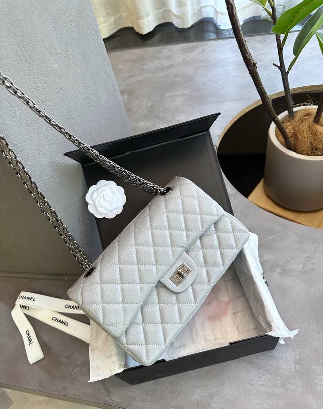 折叠礼盒包装 肯定有不少妹子都在纠结自己的第-个小香要买什么我也曾徘徊过但是Chanel的经典款无非就四款2.55Cfboy和新晋的流浪包 如果硬要选的话建议在