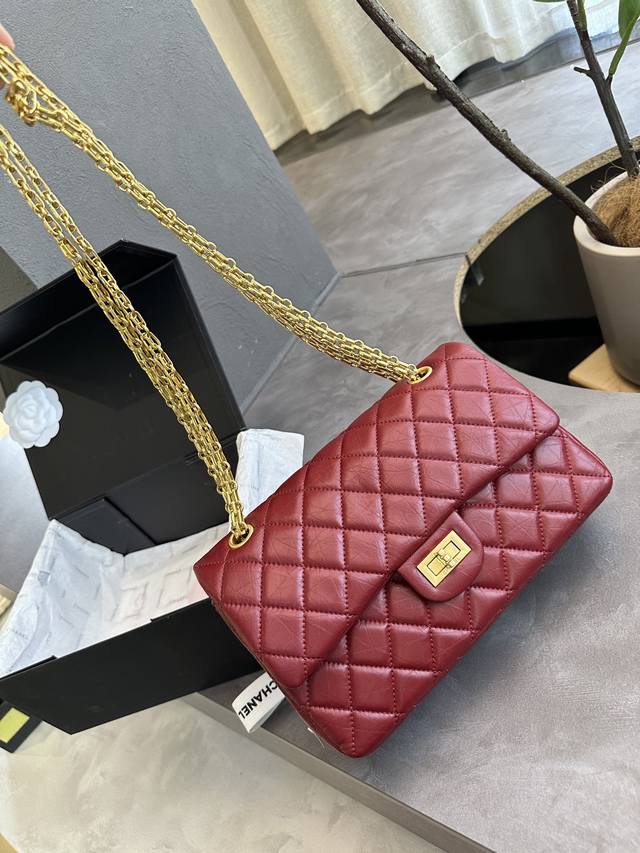 折叠礼盒包装 肯定有不少妹子都在纠结自己的第-个小香要买什么我也曾徘徊过但是Chanel的经典款无非就四款2.55Cfboy和新晋的流浪包 如果硬要选的话建议在