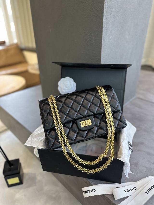 折叠礼盒包装 肯定有不少妹子都在纠结自己的第-个小香要买什么我也曾徘徊过但是Chanel的经典款无非就四款2.55Cfboy和新晋的流浪包 如果硬要选的话建议在