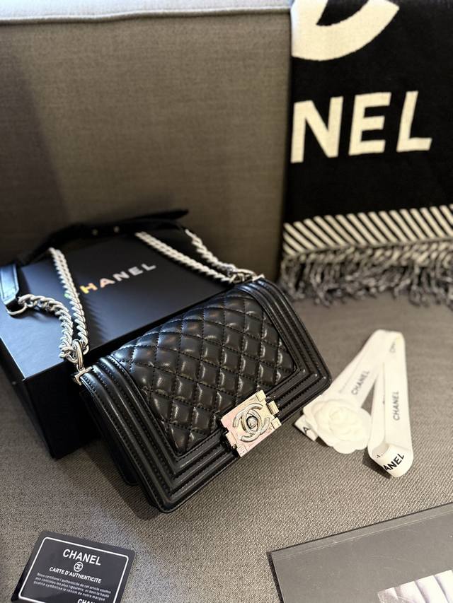 折叠礼盒官网飞机盒” Chanel Leboy24Ss新品！跟Cf相比 Le Boy 更多的是硬气，也更为年轻化，更好搭配，包身牛皮品质，融合2.55复刻包型，