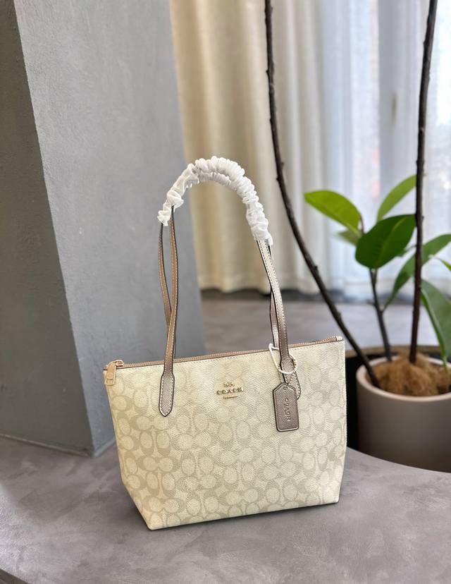 飞机盒包装 Coach 新品 Zip Top 腋下斜挎女包 这个尺寸的包包，感觉大小也是很合适 有自带拉链设计，可手提腋下，十分方便 包包自带闪光效果，亮亮的，