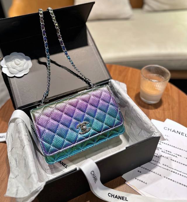 折叠礼盒包装 Chanel 人鱼姬 镭射渐变发财包 还没上新时候就一眼看中了，颜色很特别，渐变金属粉。链条很美很有分量！容量很大 背在身上做搭配也很好看哦F！