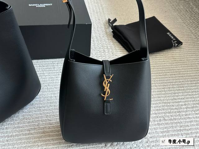 配盒 牛皮 升级版 配盒 牛皮 升级版 Size： 22*21Cm 小号 30*31Cm 中号 谁还没拥有 Ysl Soft Hobo！大爱这款包呀 实用性超强