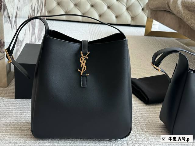 配盒 牛皮 升级版 配盒 牛皮 升级版 Size： 22*21Cm 小号 30*31Cm 中号 谁还没拥有 Ysl Soft Hobo！大爱这款包呀 实用性超强