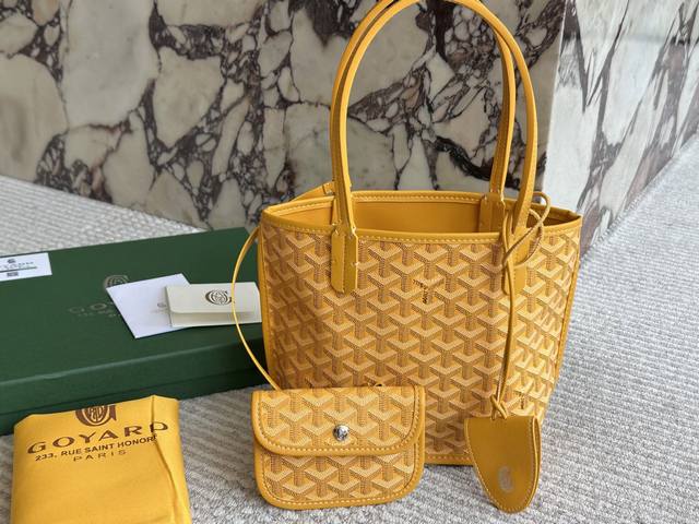 礼盒 Size:20*19Cm 戈雅购物袋 属于这个季节的迷你购物袋 完美1:1定制 Goyard狗牙配小包 实物真的很有质感, 春夏本命包! 礼盒 Size:20*19Cm 戈雅购物袋 属于这个季节的迷你购物袋 完美1:1定制 Goyard狗牙配小包 实物真的很有质感, 春夏本命包!