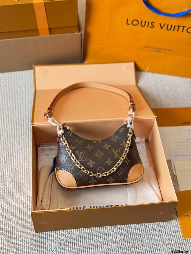牛皮版本 Mini Lv Boulogne邮差包 牛角包 新款的 Boulogne Size 对比之前小了，但完全不影响它的容量。设计上多加了金色链条 发8，增