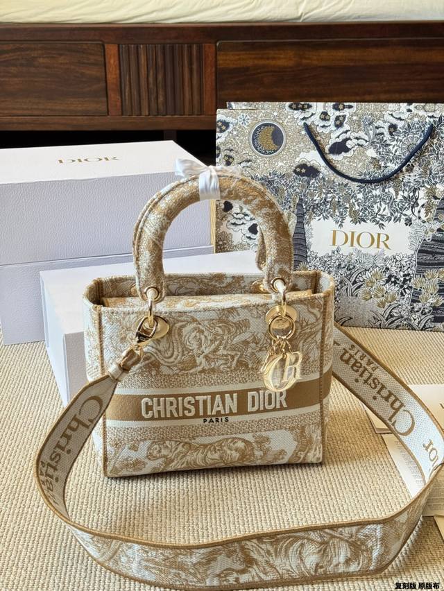 复刻版 原版布 Dior Lady D-Lite刺绣包明星同款 刺绣戴妃配斜挎带 D家最具有代表性的包包,拥有众多的粉丝~D家 Lady D-Lite～诞生于2