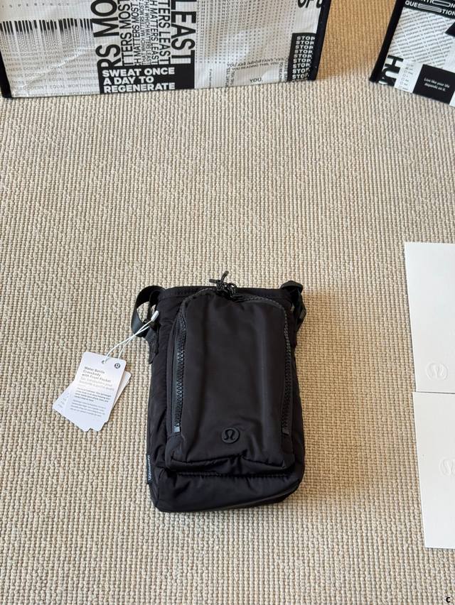 Lululemon Water Bottle斜挎水壶包 Lululemon Water Bottle带前侧口袋 斜挎水壶包 尺寸 12 20Cm