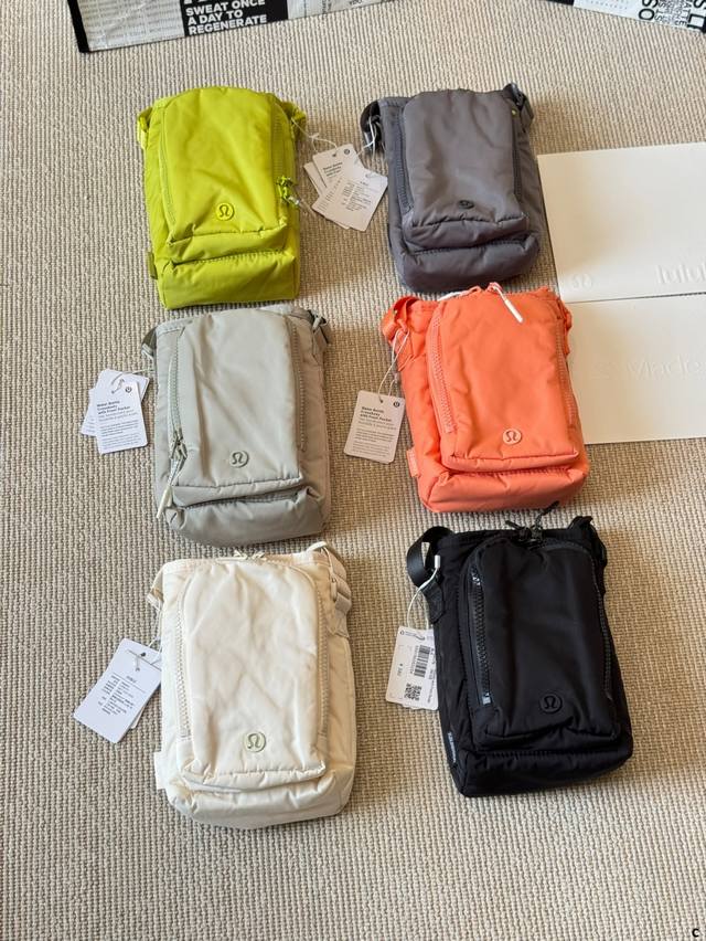 Lululemon Water Bottle斜挎水壶包 Lululemon Water Bottle带前侧口袋 斜挎水壶包 尺寸 12 20Cm