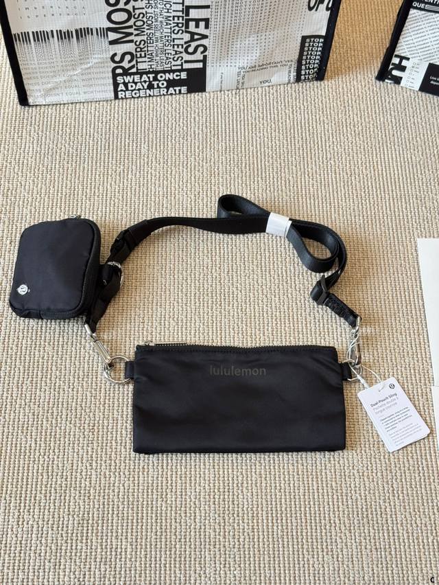 Dual Pouch Sling小挎包 一个超级可爱的小挎包 有一个大一点的单层包和一个零钱包组成 可以放下Iphone Pro Max 出门基本上够用啦！ 尺