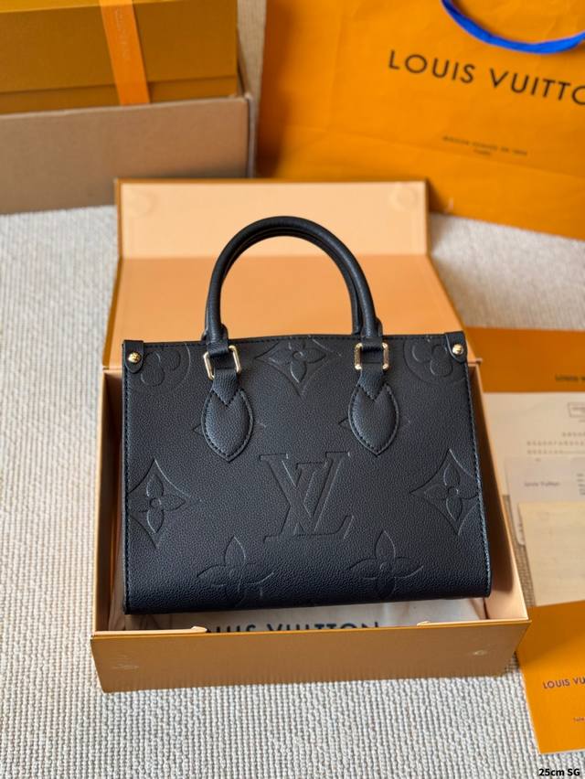 牛皮版本 Lv Onthego 丛林包 折叠礼盒 原单品质 Lv A B面喷绘 Onthego妈咪袋 性价比之王这是一款超赞的包型，灵感来自于恶搞Lv的街头品牌
