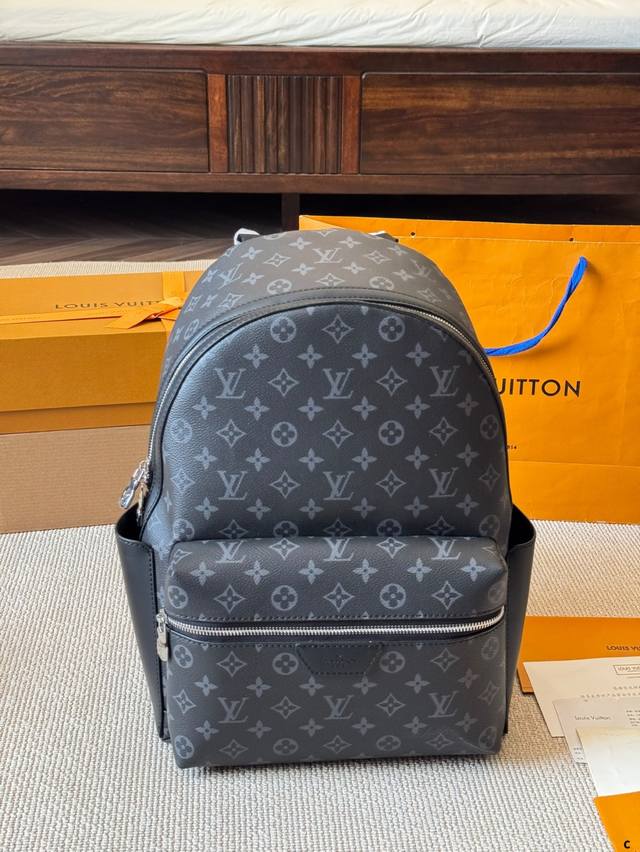 牛皮版本 Lv男士Discovery老花双肩包 最近撸的Iv男士Discovery老花双肩包,货号是M43186。 A容量很大,放的下小笔记本。 男女通用,感觉 牛皮版本 Lv男士Discovery老花双肩包 最近撸的Iv男士Discovery老花双肩包,货号是M43186。 A容量很大,放的下小笔记本。 男女通用,感觉