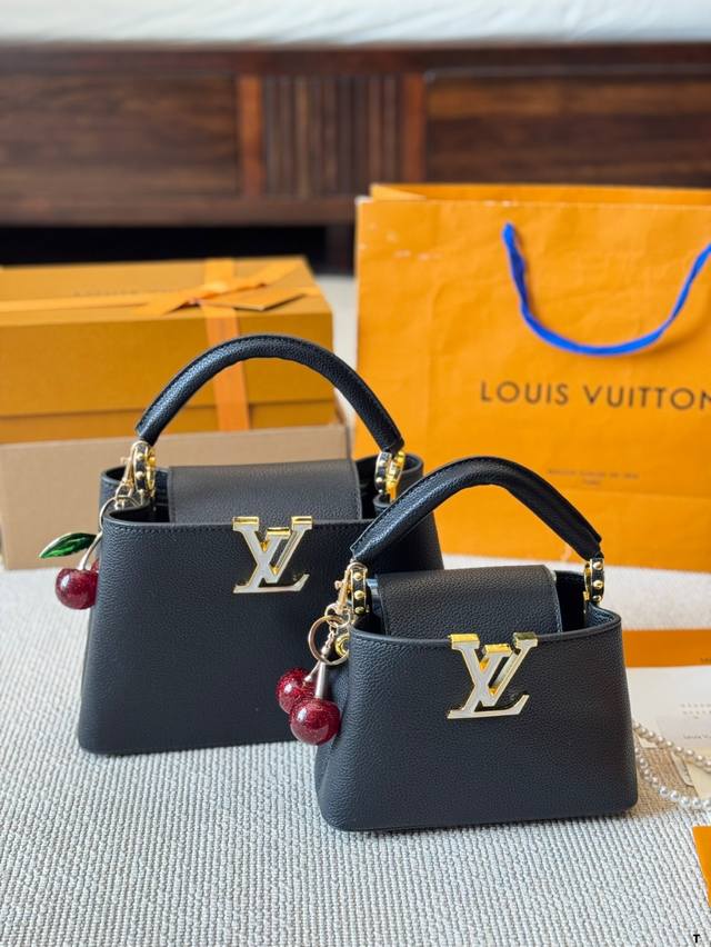 Lv Capucines 作为Lv代表性高定包款之一的Capucines手袋,每一季都会尝试不同的设计,并搭配新配色、新材质与新饰面。更加高端气质。 小小的尺寸 Lv Capucines 作为Lv代表性高定包款之一的Capucines手袋,每一季都会尝试不同的设计,并搭配新配色、新材质与新饰面。更加高端气质。 小小的尺寸