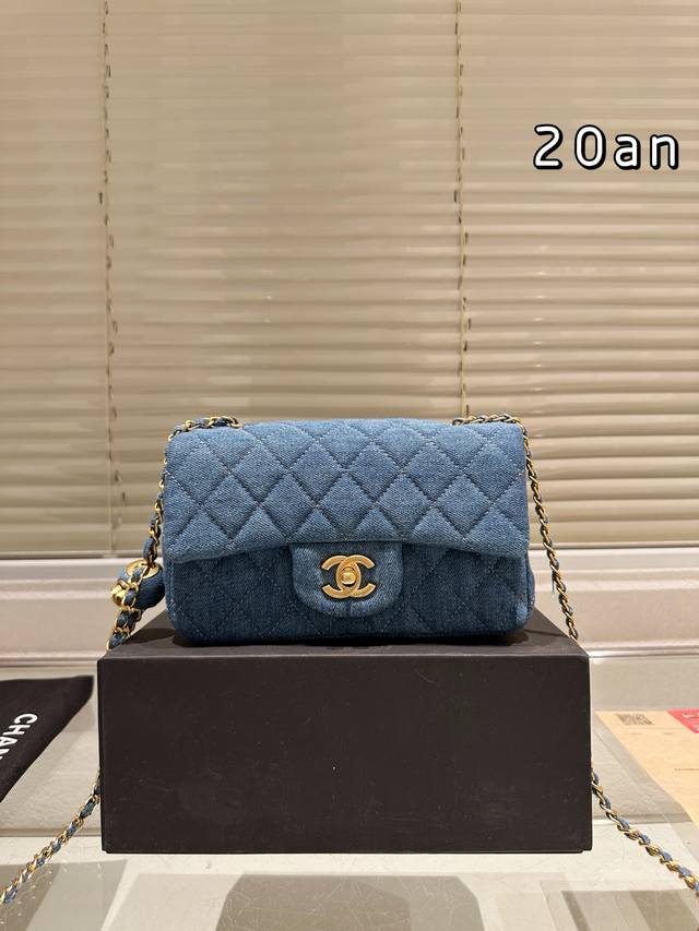 Chanel牛仔金球方胖子 香奶奶真的太会Quan百了5~感觉一直在买买买的路上，这季的金球牛仔系列真的绝用复古感来形容Ta最恰当~ #Chanel 折叠盒包装