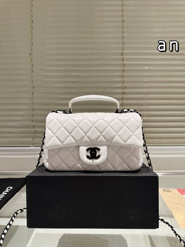 牛皮版本 Chanel 22B手柄Minicf 新款金属手柄 Cf Mini 真香，金属双C Logo 经典万年③ 金这季手柄跟以往也不一样了，金属装饰是加分项
