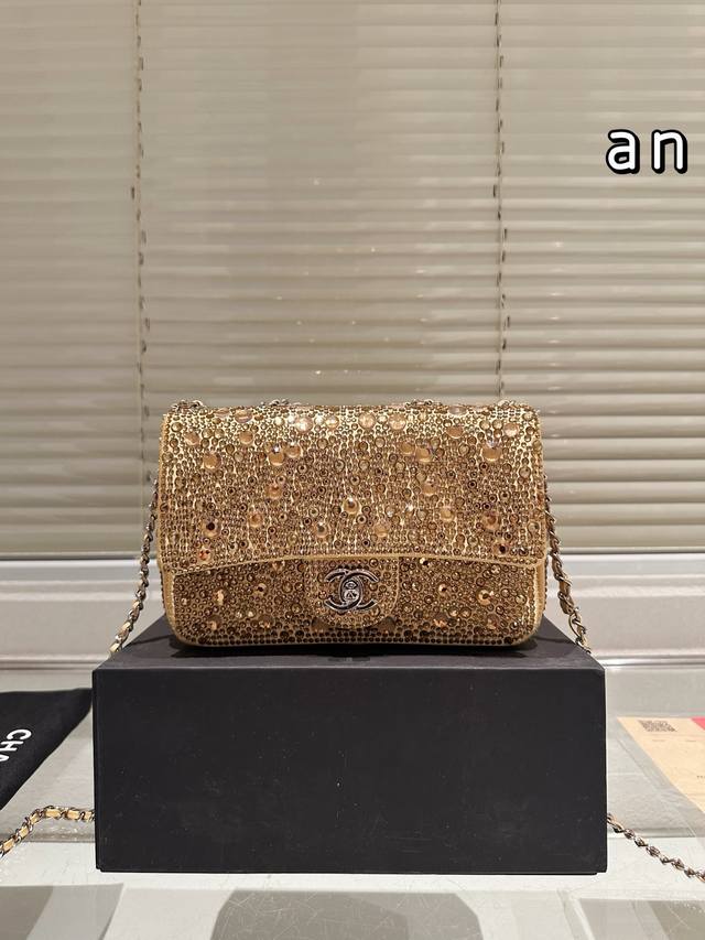 折叠礼盒 Chanel Mini Cf Handle 钻石 手柄款Cf款式一直以来都是百看不腻的 这季度在经典Cf Handle基础上搭配了皮穿链手柄 经典Mi
