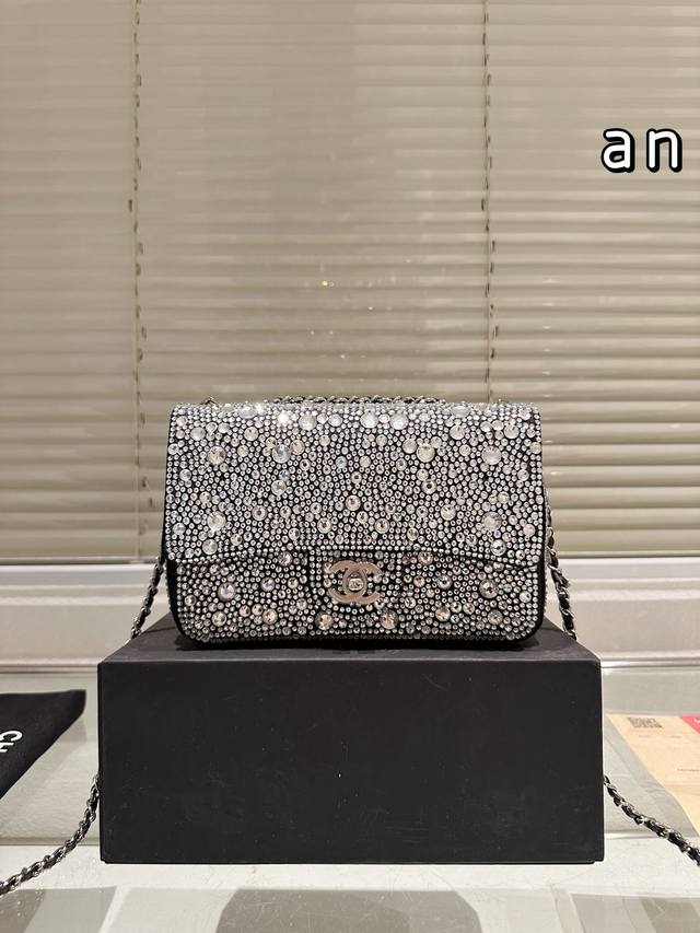 折叠礼盒 Chanel Mini Cf Handle 钻石 手柄款Cf款式一直以来都是百看不腻的 这季度在经典Cf Handle基础上搭配了皮穿链手柄 经典Mi