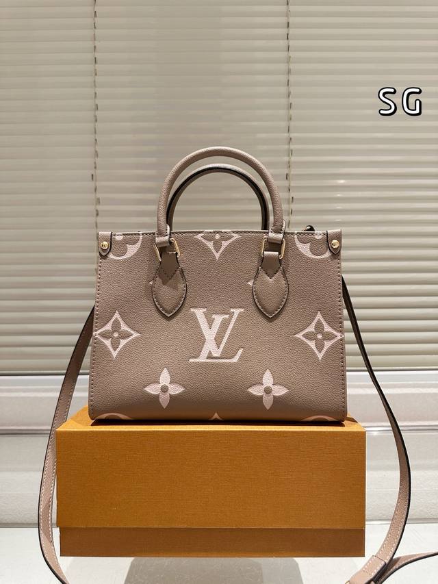牛皮版本 Lv Onthego 丛林包 折叠礼盒 原单品质 Lv A B面喷绘 Onthego妈咪袋 性价比之王这是一款超赞的包型，灵感来自于恶搞Lv的街头品牌