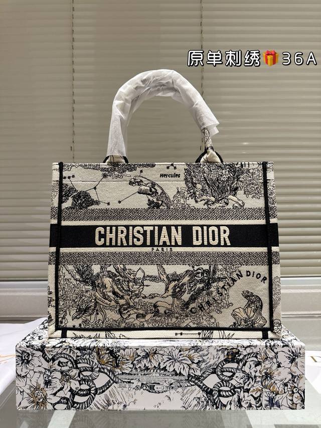原单刺绣 Dior 提花 托特包 原单品质 Dior Book Tote今年最喜欢的一款购物袋 Tote我用的次数最多的包，因为容量超级大，不管什么东西都向里面