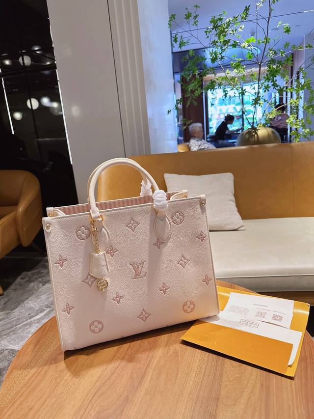 折叠礼盒官网飞机盒 质量超好 懂货来 真的是太高级啦！ 新款淡奶草莓Onthego 托特包 托特包真的好好看~ 自带挂件超适合小甜妹手拎单肩斜挎都可以~ Siz