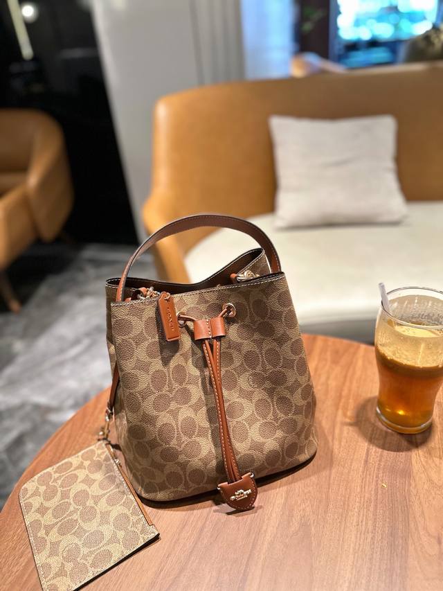 飞机盒包装 Coach新品水桶是不是很戳心巴推荐理由 V两条肩带手提 腋下 斜挎任意切换 尺寸25 23Cm高轻便又很实用 浅奶茶新色秋日第一抹温柔 飞机盒包装 Coach新品水桶是不是很戳心巴推荐理由 V两条肩带手提 腋下 斜挎任意切换 尺寸25 23Cm高轻便又很实用 浅奶茶新色秋日第一抹温柔