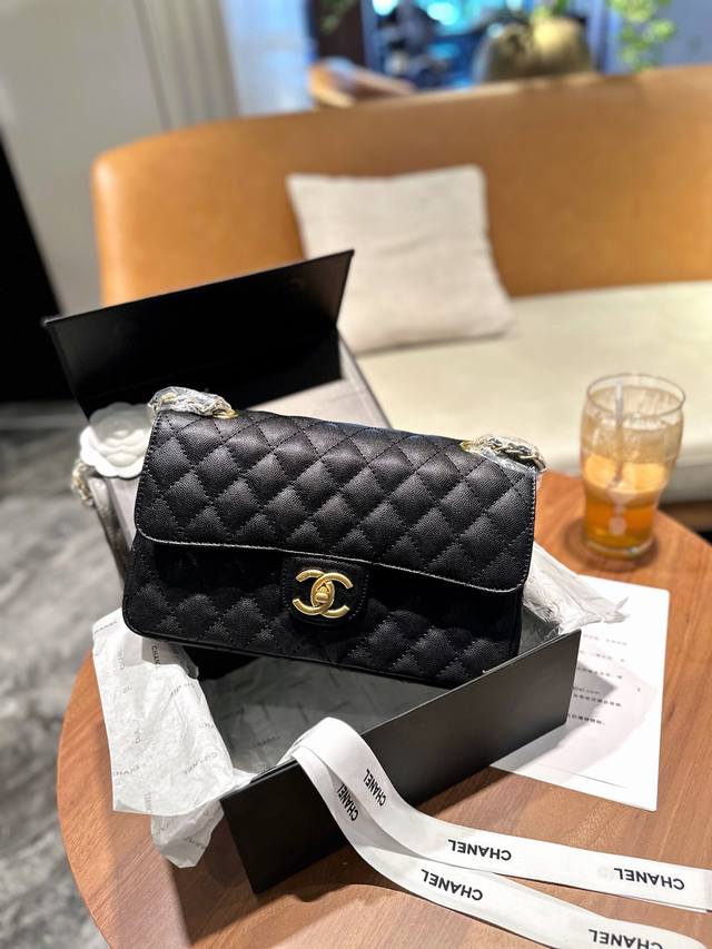 折叠礼盒包装 香奈儿顶级1112 Cf 全称是 Classic Flap 拿到手里才能感觉到它的魅力 这份质感 仙女们值得拥有～ 尺寸 25Cm
