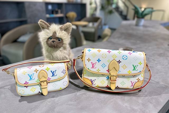 双盒全套包装 Lv 白三彩法棍包 邮差包 翻盖手袋，网红爆款 这款邮差包真是太有味道了 浓浓的复古风情 的精髓体现的淋漓尽致 挺括明快的线条与丰富的经典设计细节