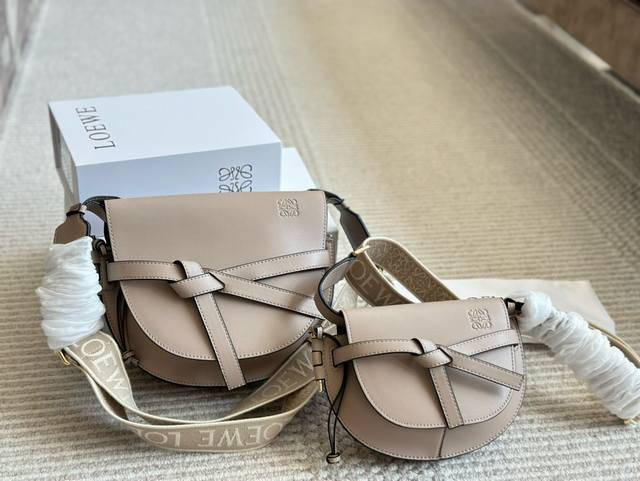 配盒 Size:24*20Cm 大 20*15Cm 小 Loewe 罗意威 新肩带很美哦! Gate Bag马鞍包斜挎包, 感觉Gate是Loewe的礼物 ! 配盒 Size:24*20Cm 大 20*15Cm 小 Loewe 罗意威 新肩带很美哦! Gate Bag马鞍包斜挎包, 感觉Gate是Loewe的礼物 !