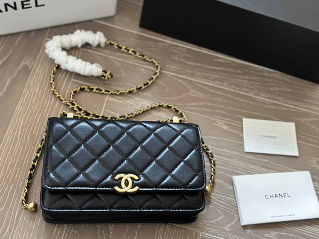 配包装 Size:19*12Cm 小 小香家 双球Woc 上身仙气满满哦! 滑滑的皮摸上去超舒服 双珠链条的设计 可以让我自由的调节长度 斜挎 手提 手提 搜索 配包装 Size:19*12Cm 小 小香家 双球Woc 上身仙气满满哦! 滑滑的皮摸上去超舒服 双珠链条的设计 可以让我自由的调节长度 斜挎 手提 手提 搜索