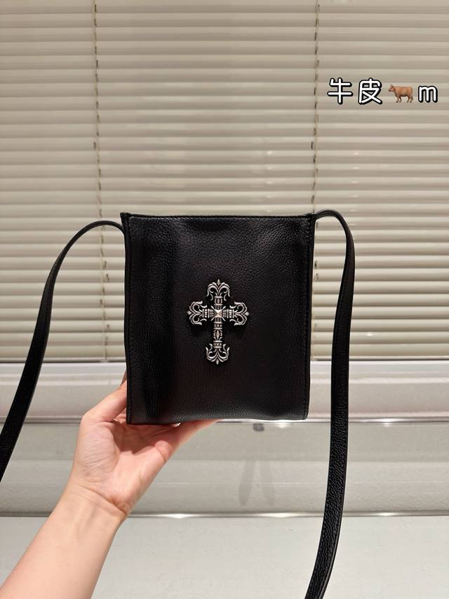 头层牛皮 Chrome Hearts 克罗心 新款 注意对版！顶级专柜五金，超级舒适手感柔软皮质超有弹性 。顶级做工精致每个细节到位 尺寸 16.18Cm