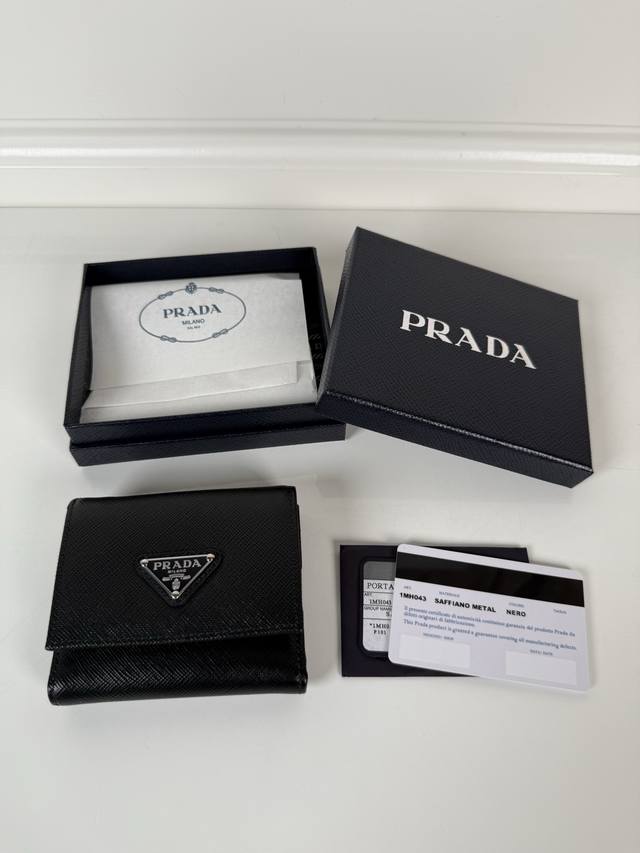 P家女士十字纹短夹，原单品质，型号1Mh043，四个卡位插口，一个票据隔层，两个证件袋，一个外部口袋，内部翻盖式零钱袋一个，尺寸10X8.5Cm。。